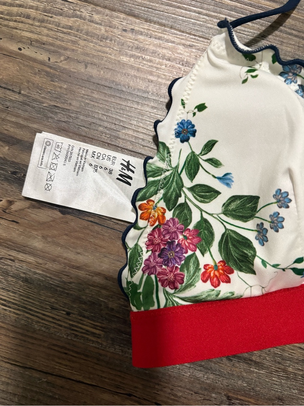 H&M Women’s Swimming Suit $13.00 Top is Size 6 and Bottoms Size 4 - Picture 6 of 7